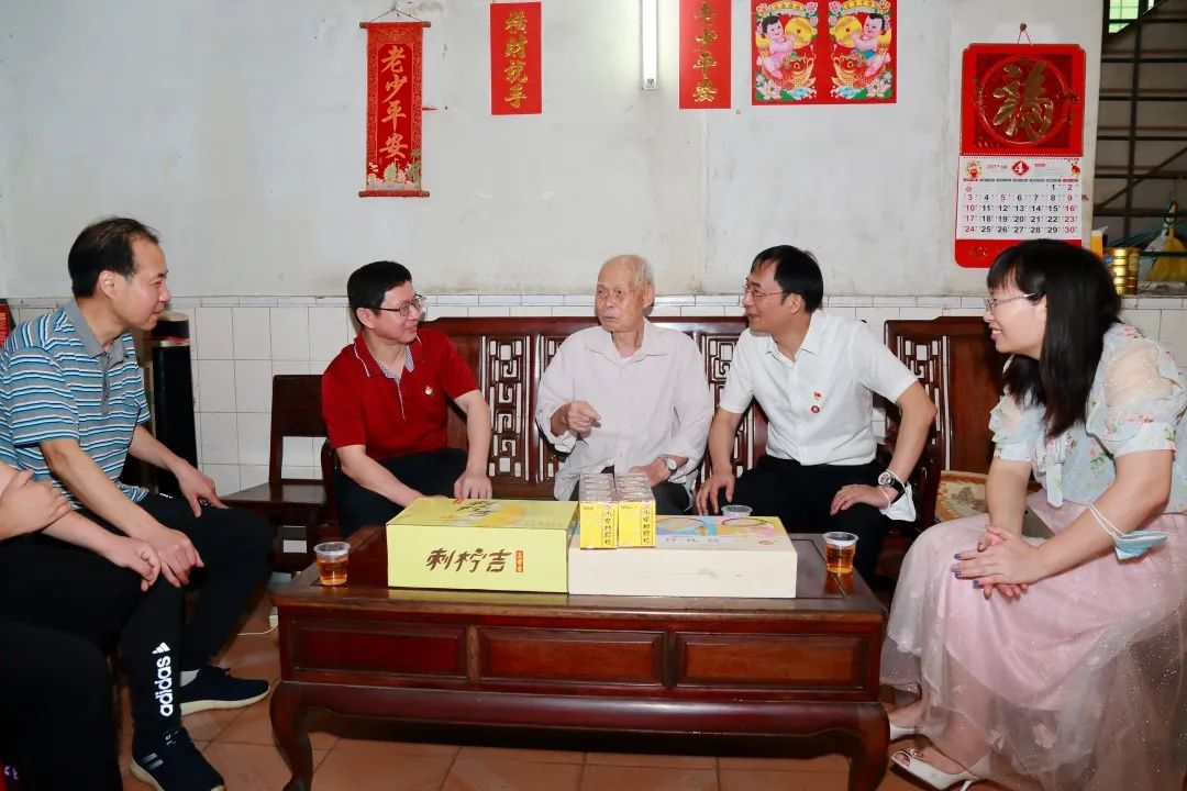 强国复兴有我 传承劳模精神——白云山永利yl23455公司领导“五一”前夕走访慰问劳动模范和基层一线员工